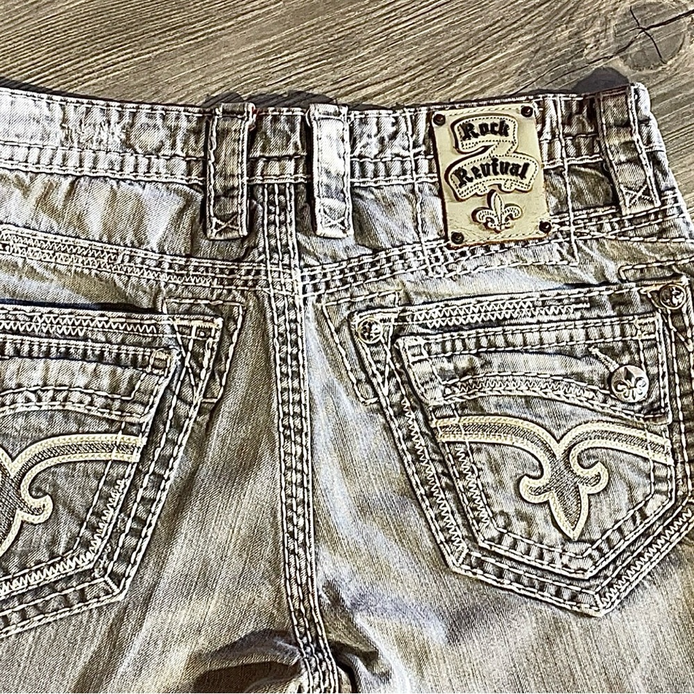 BUCKLE ROCK REVIVAL MENS 32 DISTRESSED DENIM JEANS LIGHT GRAY WITH DARK ACCENTS